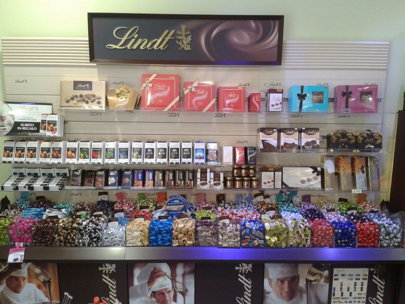 Assortimento Lindt e la fantastica vetrina della collezione 'I segni zodiacali' di grappe Bonollo